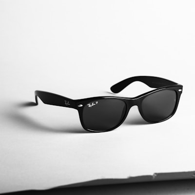 Designer sunglasses with polarized lenses